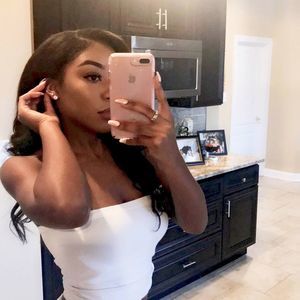 Meet your Posher, Amia